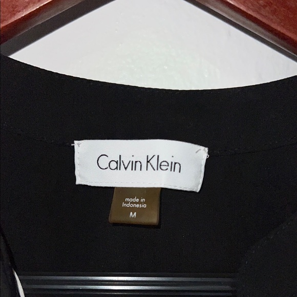 Calvin Klein Sleeveless White and Black Blouse with Mandarin Collar - Picture 2 of 6